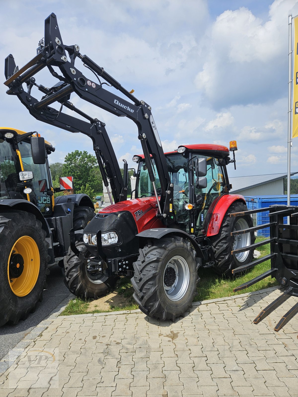 Traktor of the type Case Farmall 75 A, Neumaschine in Hohenau (Picture 1)