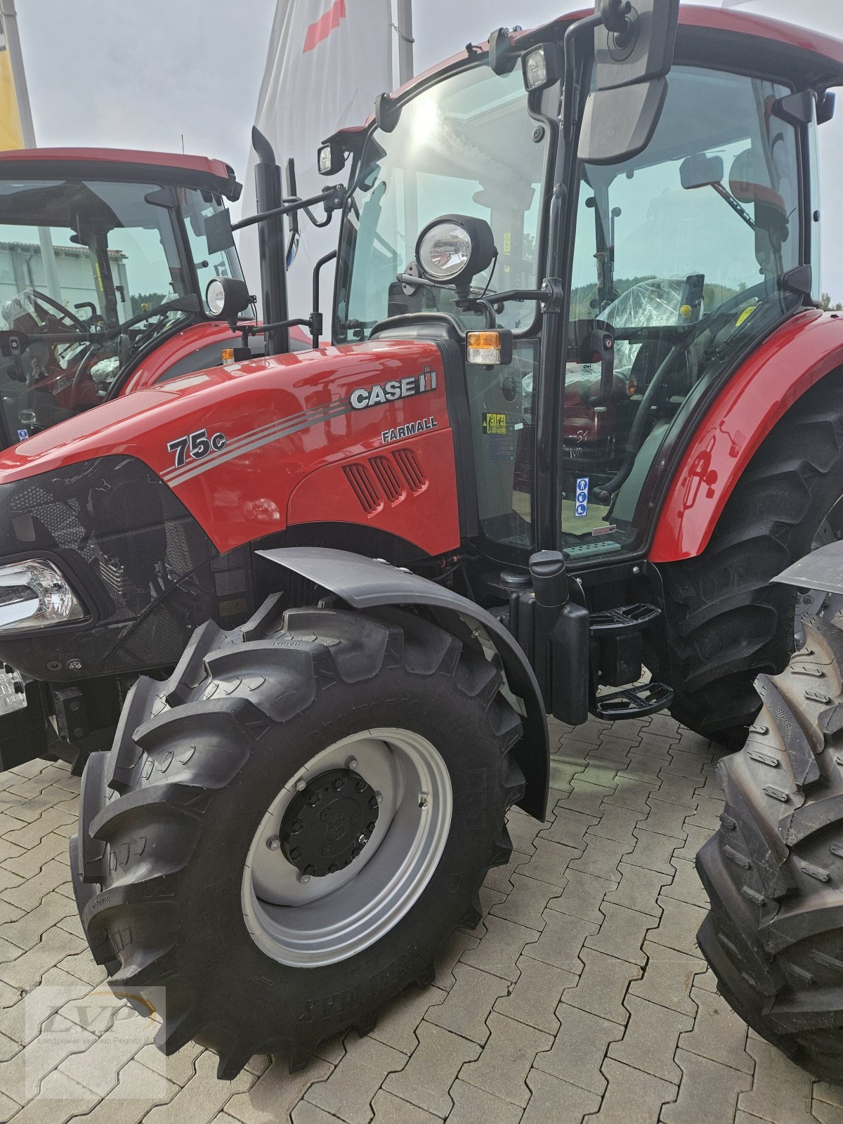 Traktor of the type Case Farmall 75C, Neumaschine in Hohenau (Picture 2)