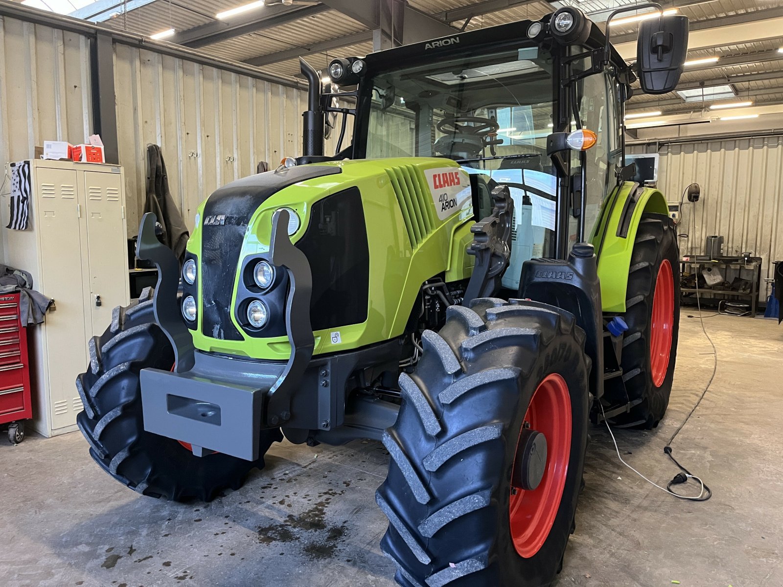 Traktor del tipo CLAAS ARION 410 CLASSIC TB, Gebrauchtmaschine In PONTIVY (Immagine 2)