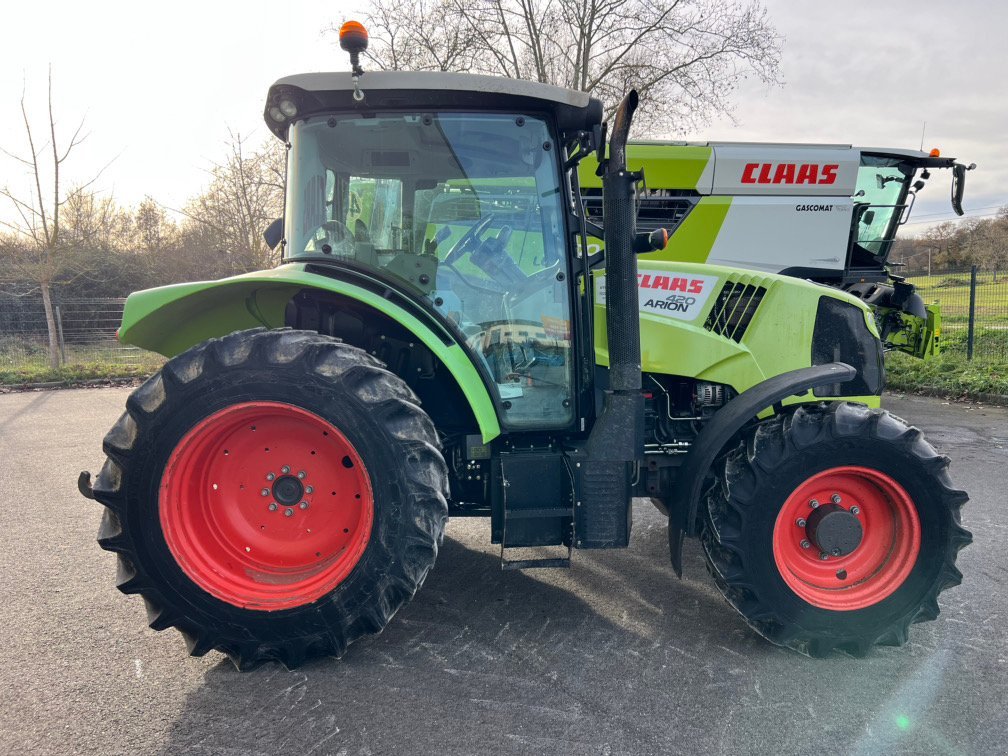 Traktor от тип CLAAS ARION 420 M PEINTURE, Gebrauchtmaschine в ORLEIX (Снимка 2)