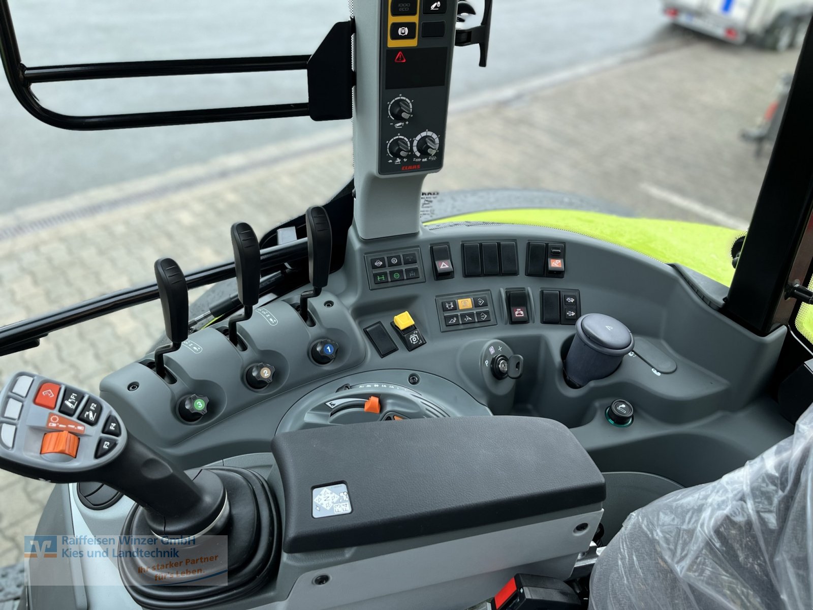 Traktor van het type CLAAS Arion 420 Panoramic, Neumaschine in Winzer (Foto 14)