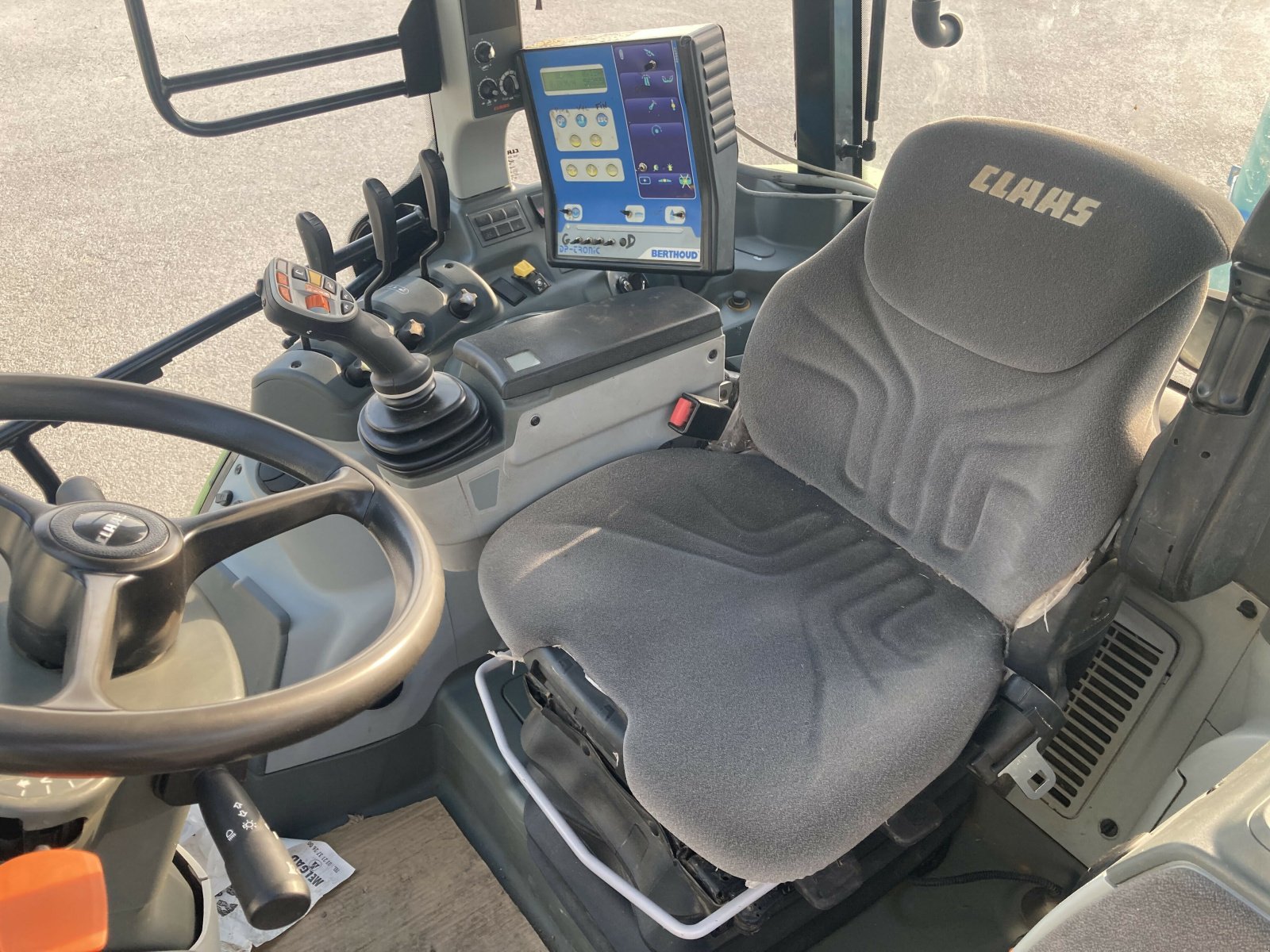 Traktor a típus CLAAS ARION 420 SUR MESURE, Gebrauchtmaschine ekkor: NOGENT (Kép 5)