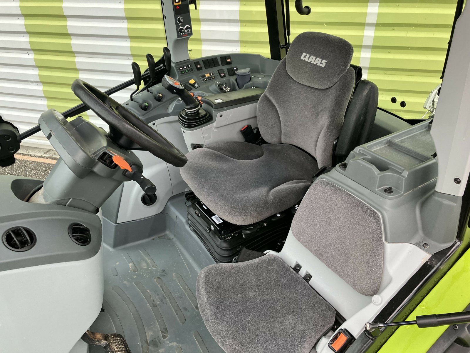 Traktor du type CLAAS ARION 420 TB + FL 100, Gebrauchtmaschine en Gardonne (Photo 7)