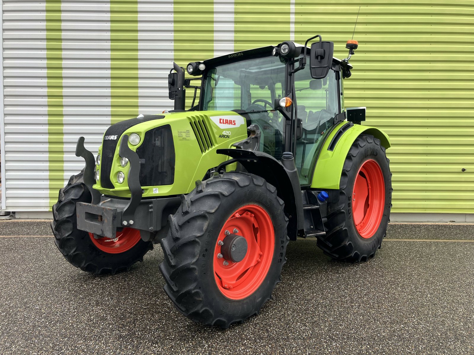 Traktor типа CLAAS ARION 420 TB + FL 100, Gebrauchtmaschine в Gardonne (Фотография 1)