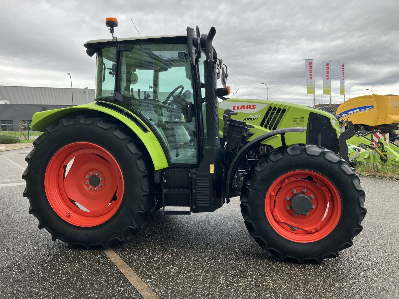 Traktor типа CLAAS ARION 420 TB + FL 100, Gebrauchtmaschine в Gardonne (Фотография 4)