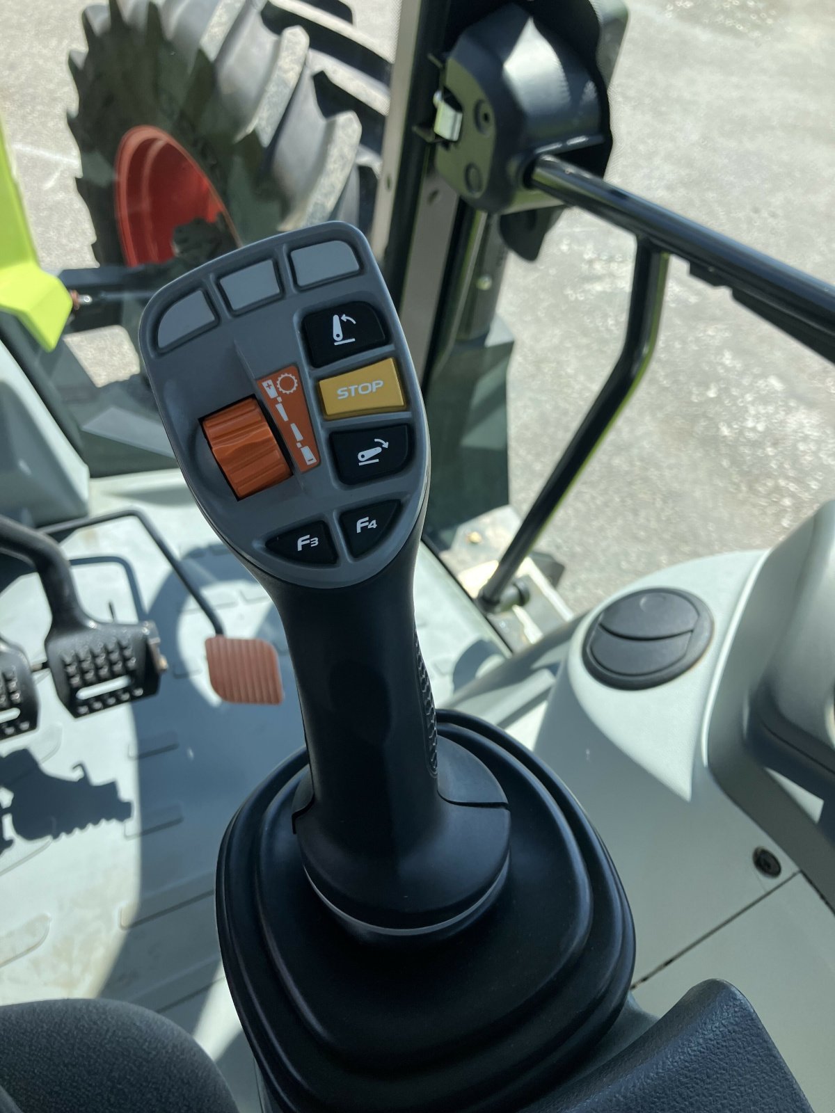 Traktor typu CLAAS ARION 440 SUR MESUR T4I, Gebrauchtmaschine w SAINT ANDIOL (Zdjęcie 8)