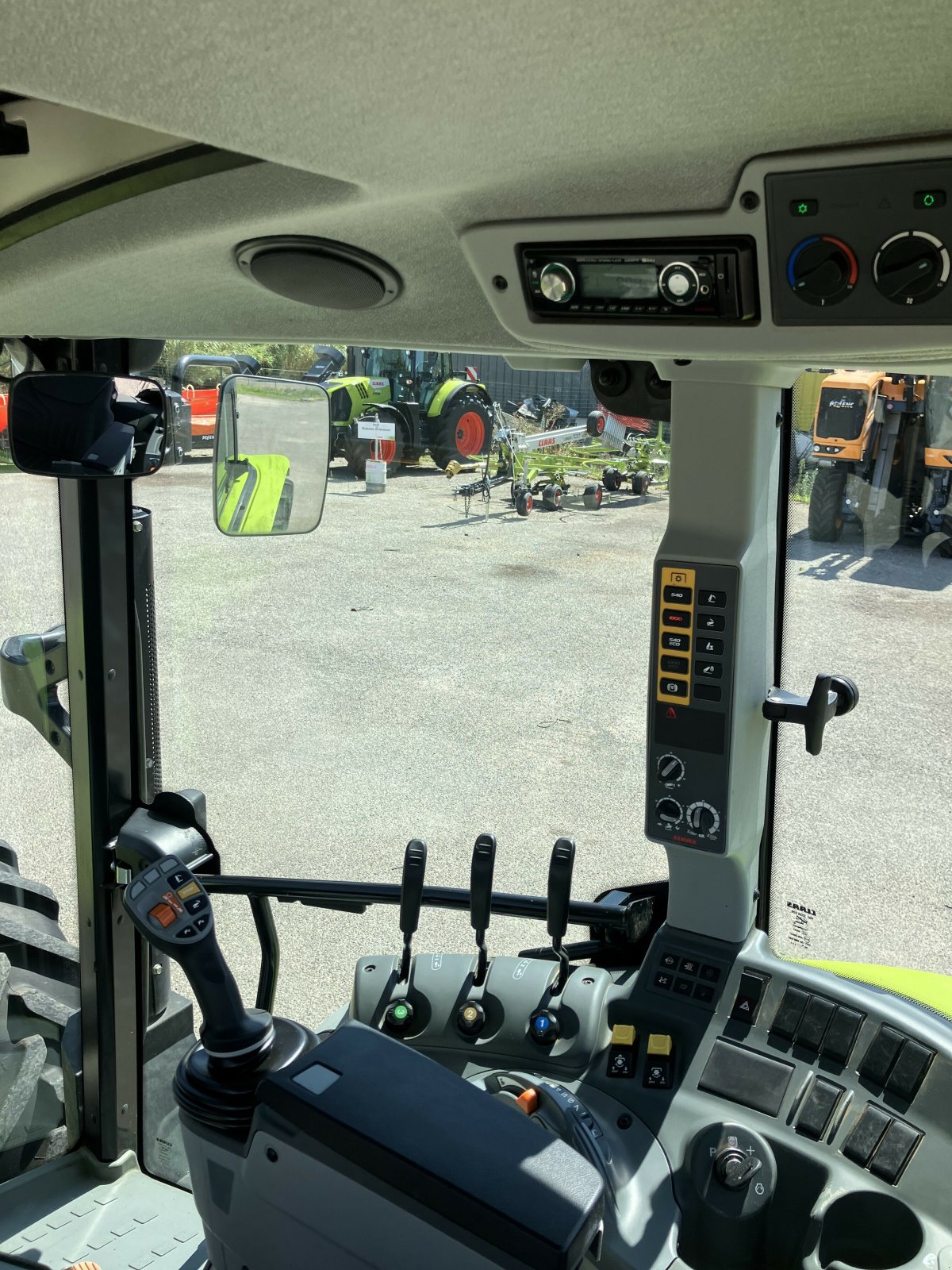 Traktor a típus CLAAS ARION 440 SUR MESUR T4I, Gebrauchtmaschine ekkor: SAINT ANDIOL (Kép 11)