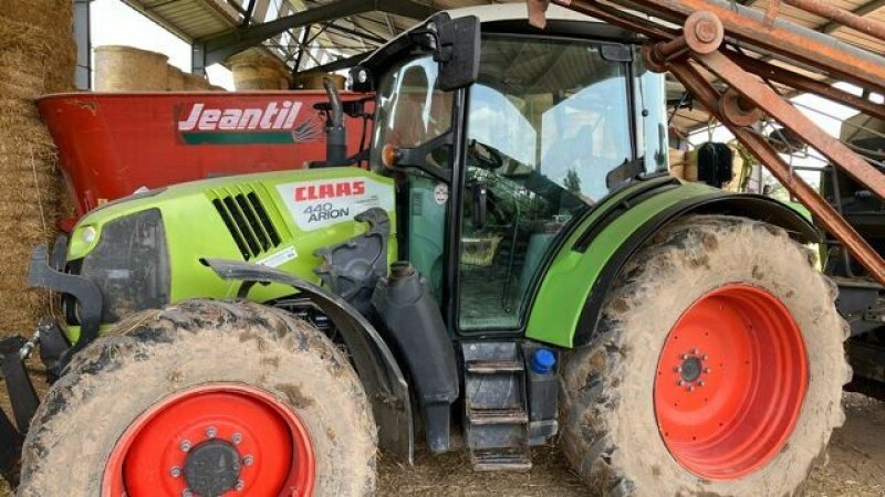 Traktor типа CLAAS ARION 440 T4F, Gebrauchtmaschine в Feurs (Фотография 1)