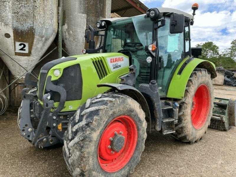 Traktor van het type CLAAS ARION 440 T4F, Gebrauchtmaschine in Hauteroche (Foto 1)