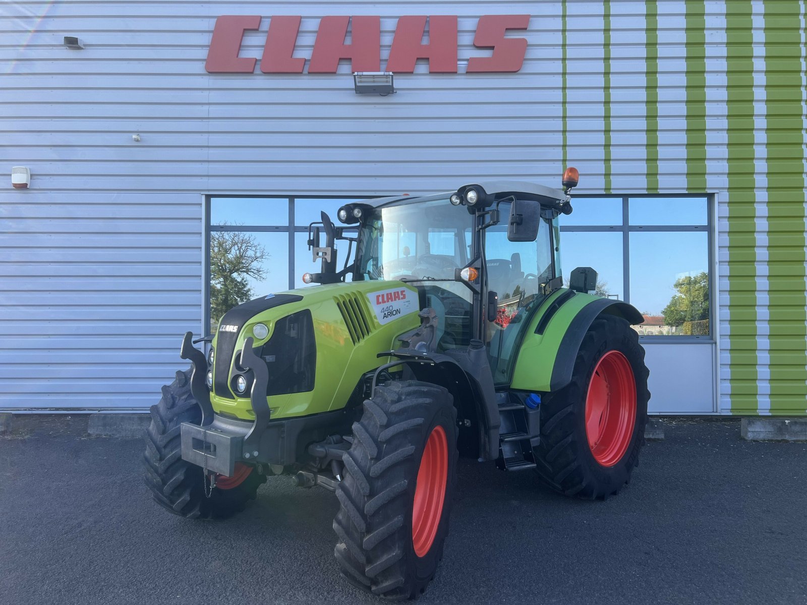 Traktor van het type CLAAS ARION 440, Gebrauchtmaschine in Issoire (Foto 8)