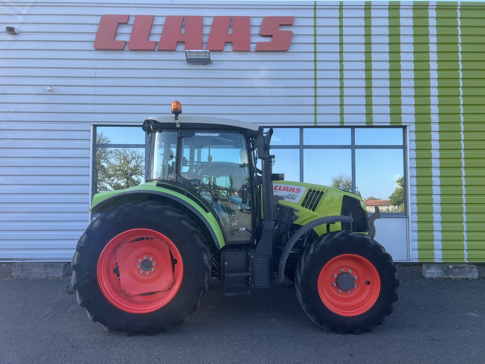 Traktor van het type CLAAS ARION 440, Gebrauchtmaschine in Issoire (Foto 2)