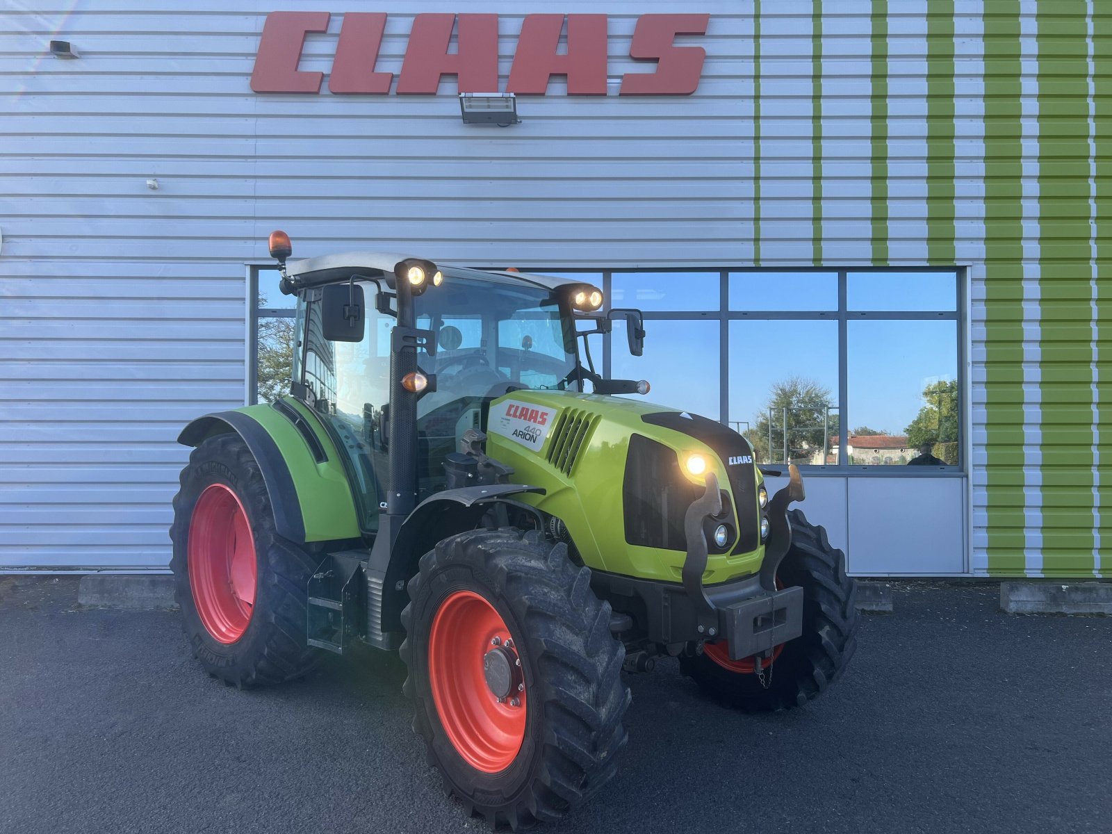 Traktor des Typs CLAAS ARION 440, Gebrauchtmaschine in Issoire (Bild 1)