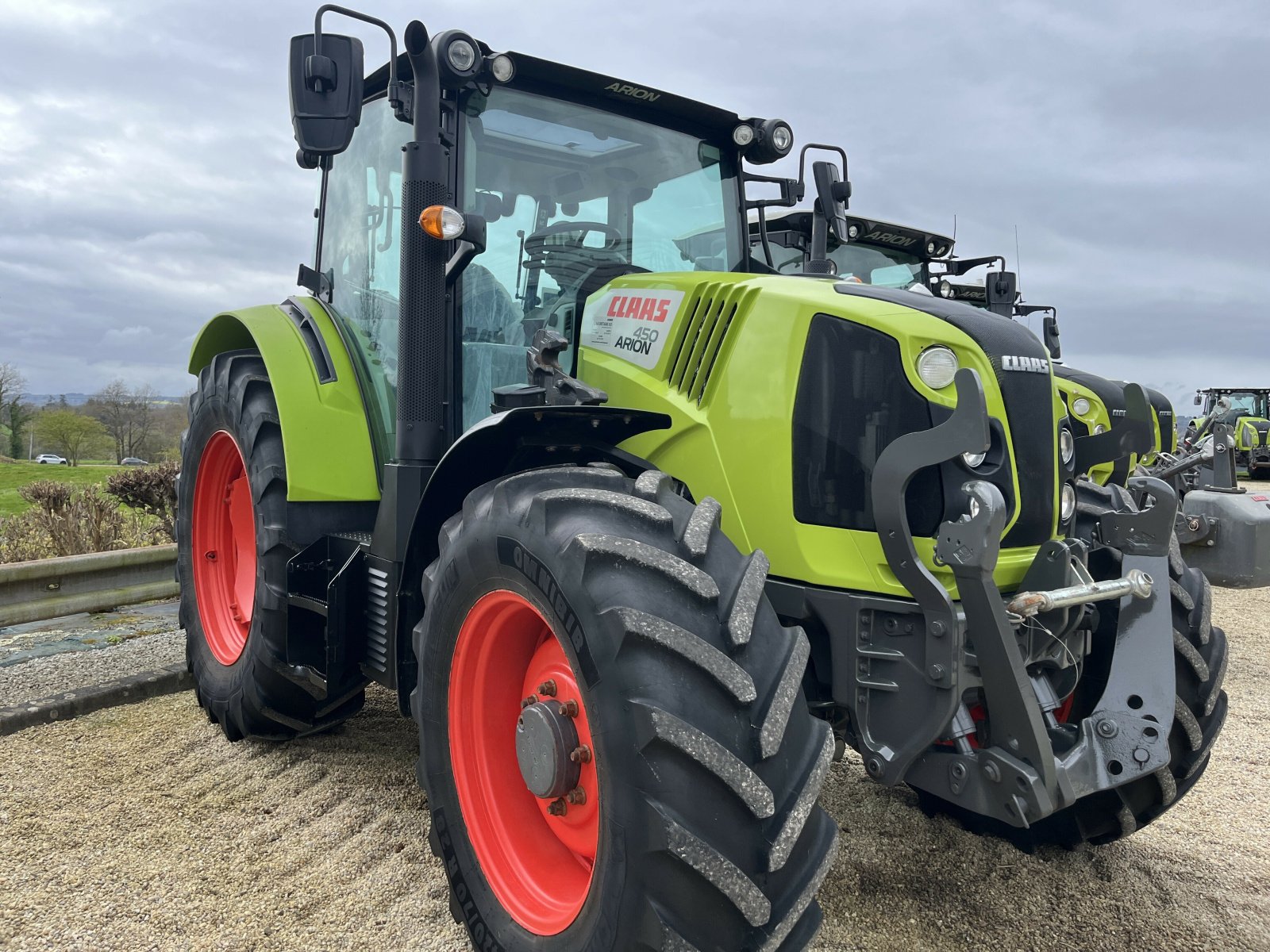 Traktor του τύπου CLAAS ARION 450 MR SUR MESURE, Gebrauchtmaschine σε PONTIVY (Φωτογραφία 2)