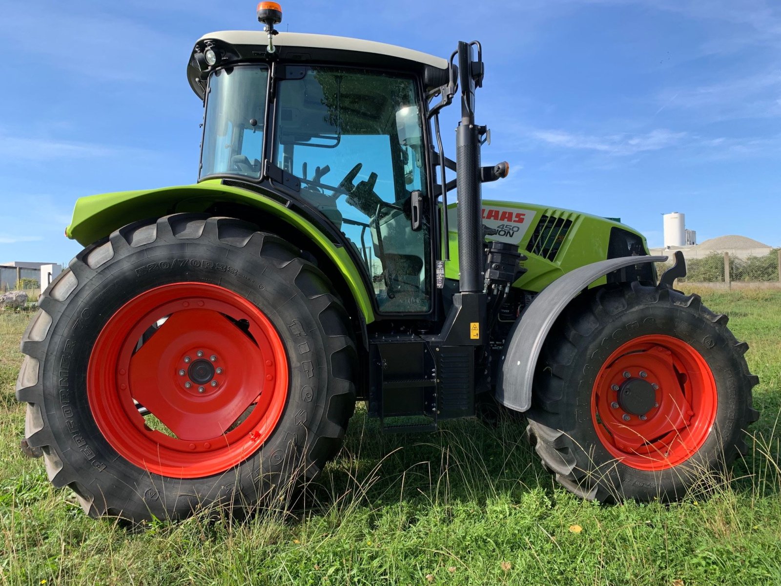 Traktor des Typs CLAAS ARION 450, Gebrauchtmaschine in Aubiet (Bild 3)