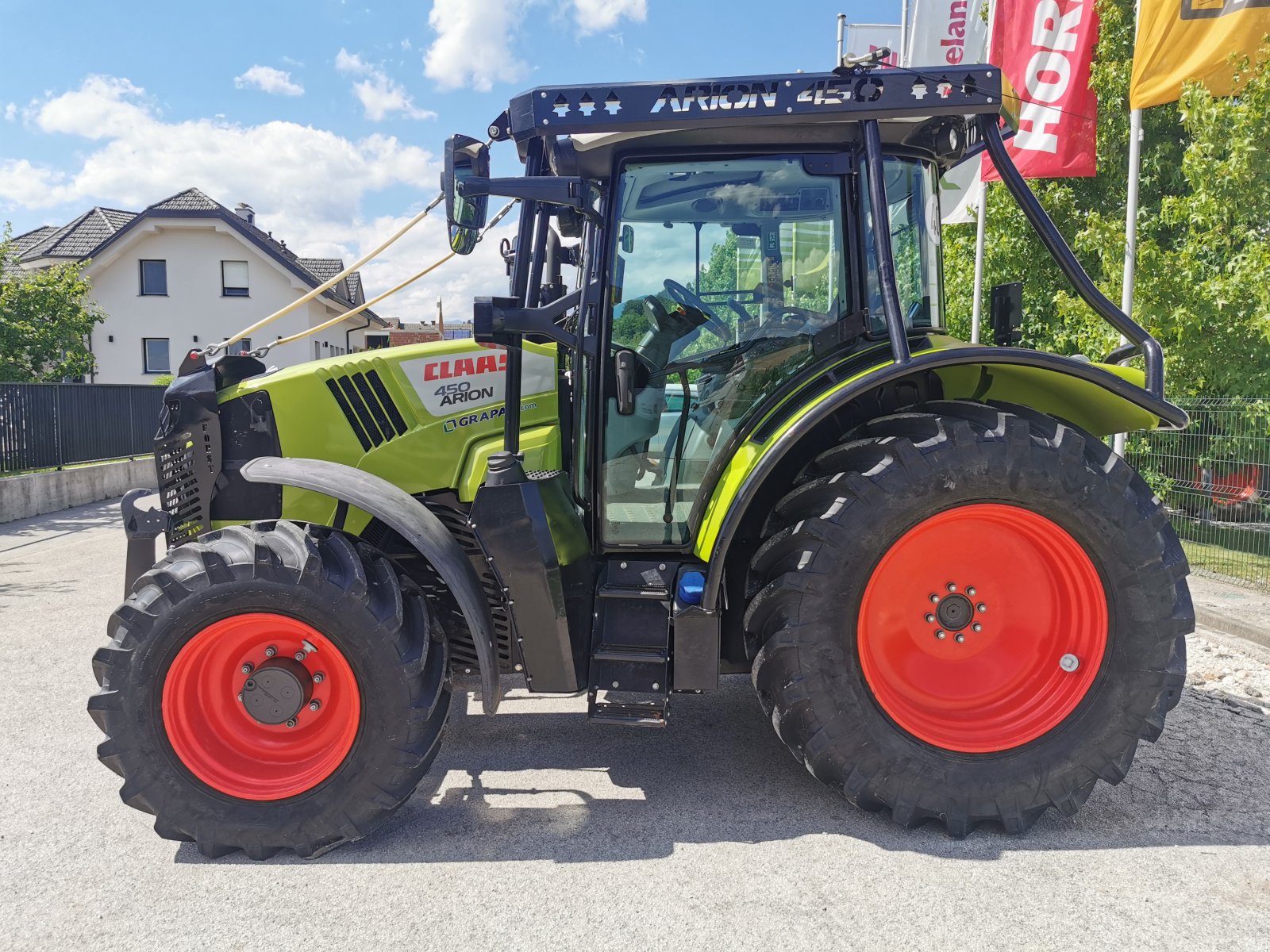 Traktor des Typs CLAAS ARION 450, Gebrauchtmaschine in Naklo (Bild 2)