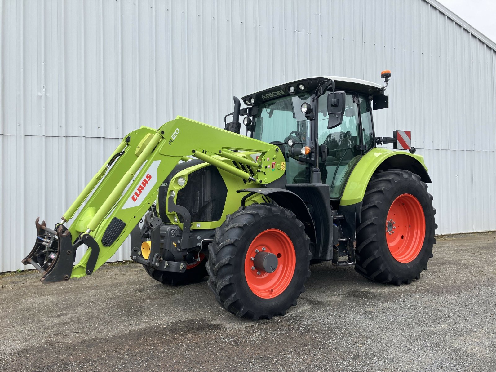 Traktor des Typs CLAAS ARION 530 HEXASHIFT S5, Gebrauchtmaschine in PLOUIGNEAU (Bild 1)