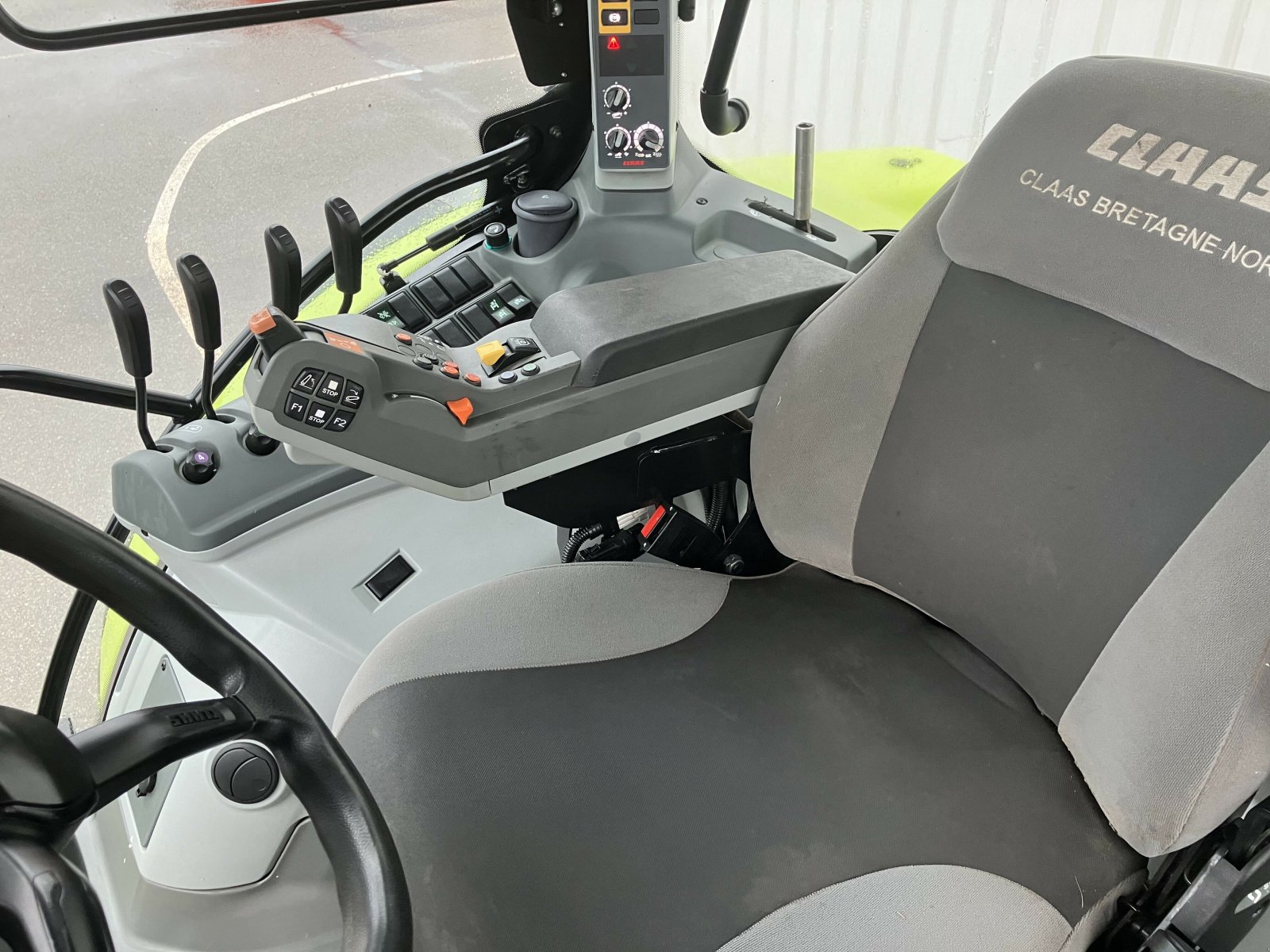 Traktor del tipo CLAAS ARION 530 HEXASHIFT S5, Gebrauchtmaschine In PLOUIGNEAU (Immagine 8)