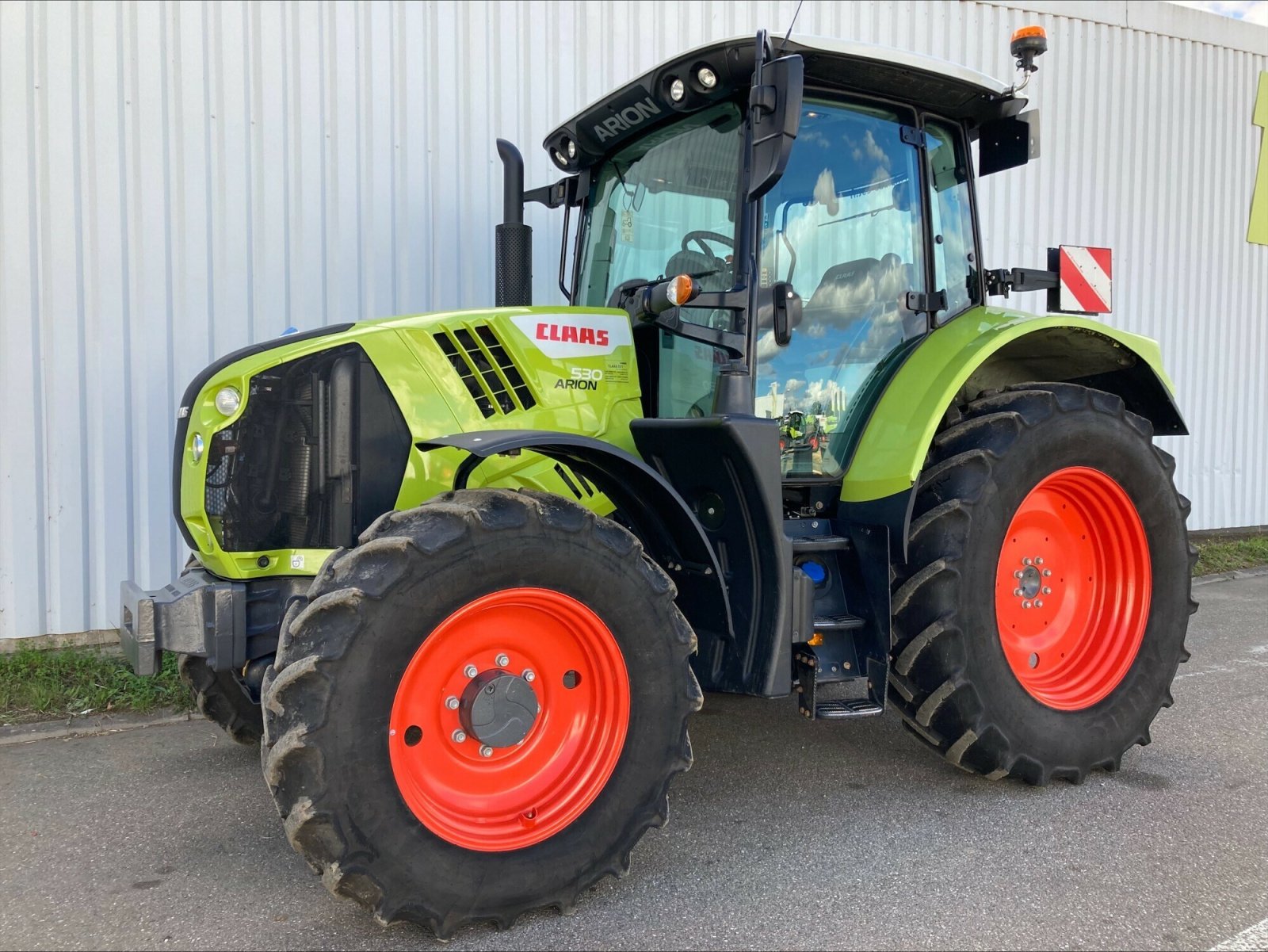 Traktor des Typs CLAAS ARION 530 HEXASHIFT S5, Gebrauchtmaschine in CHEMINOT (Bild 1)