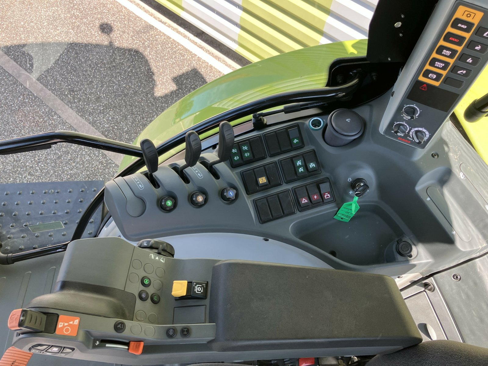 Traktor del tipo CLAAS ARION 530 + S10, Gebrauchtmaschine en ailias (Imagen 8)