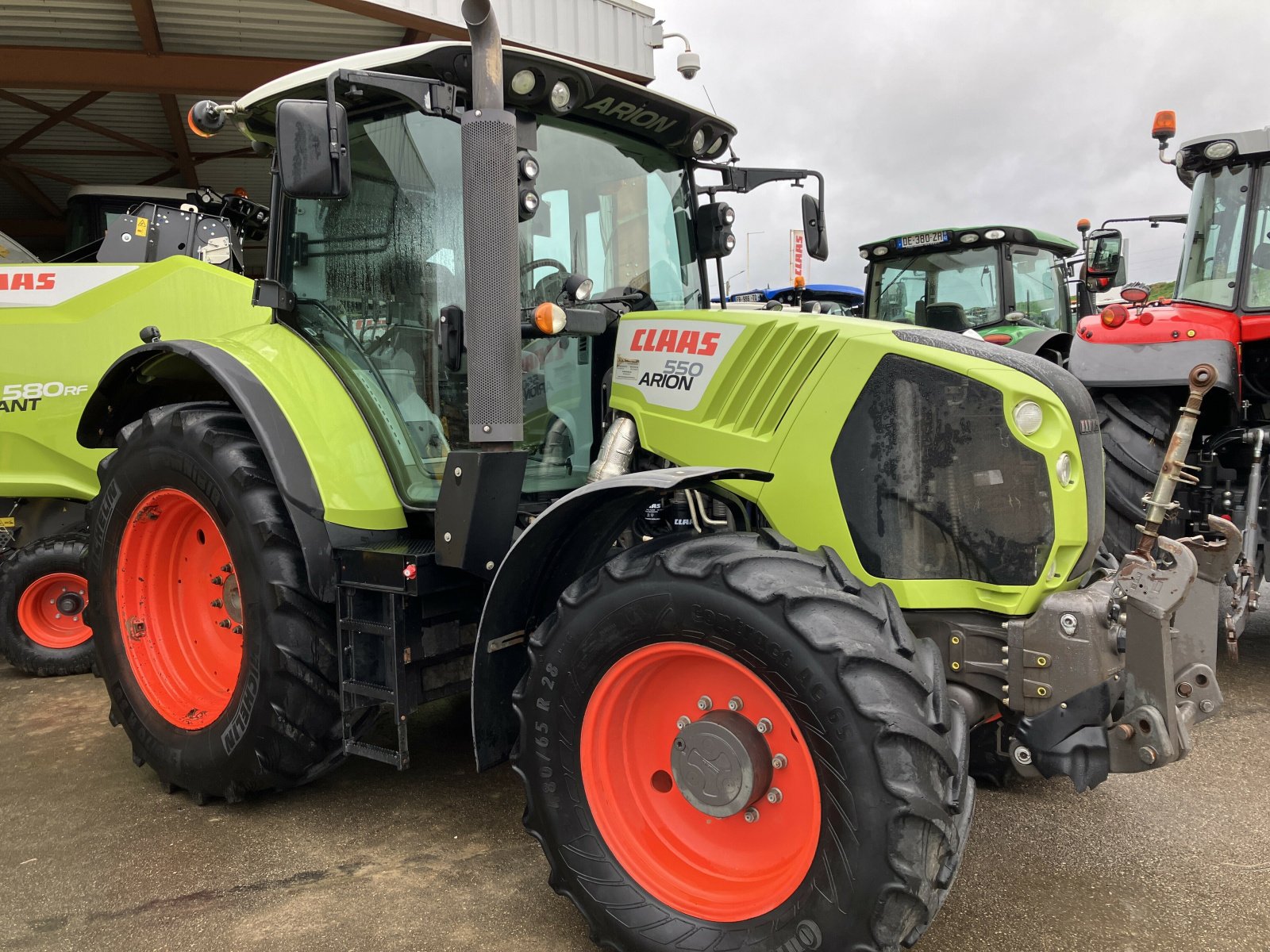 Traktor typu CLAAS ARION 550 T4I CIS, Gebrauchtmaschine w BLENDECQUES (Zdjęcie 2)