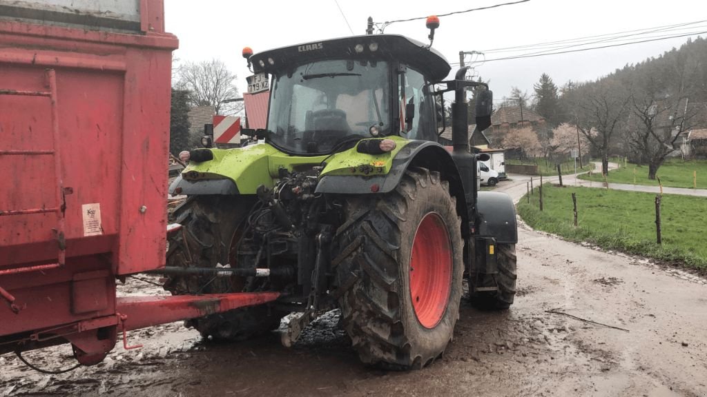 Traktor del tipo CLAAS ARION 550, Gebrauchtmaschine In azerailles (Immagine 4)