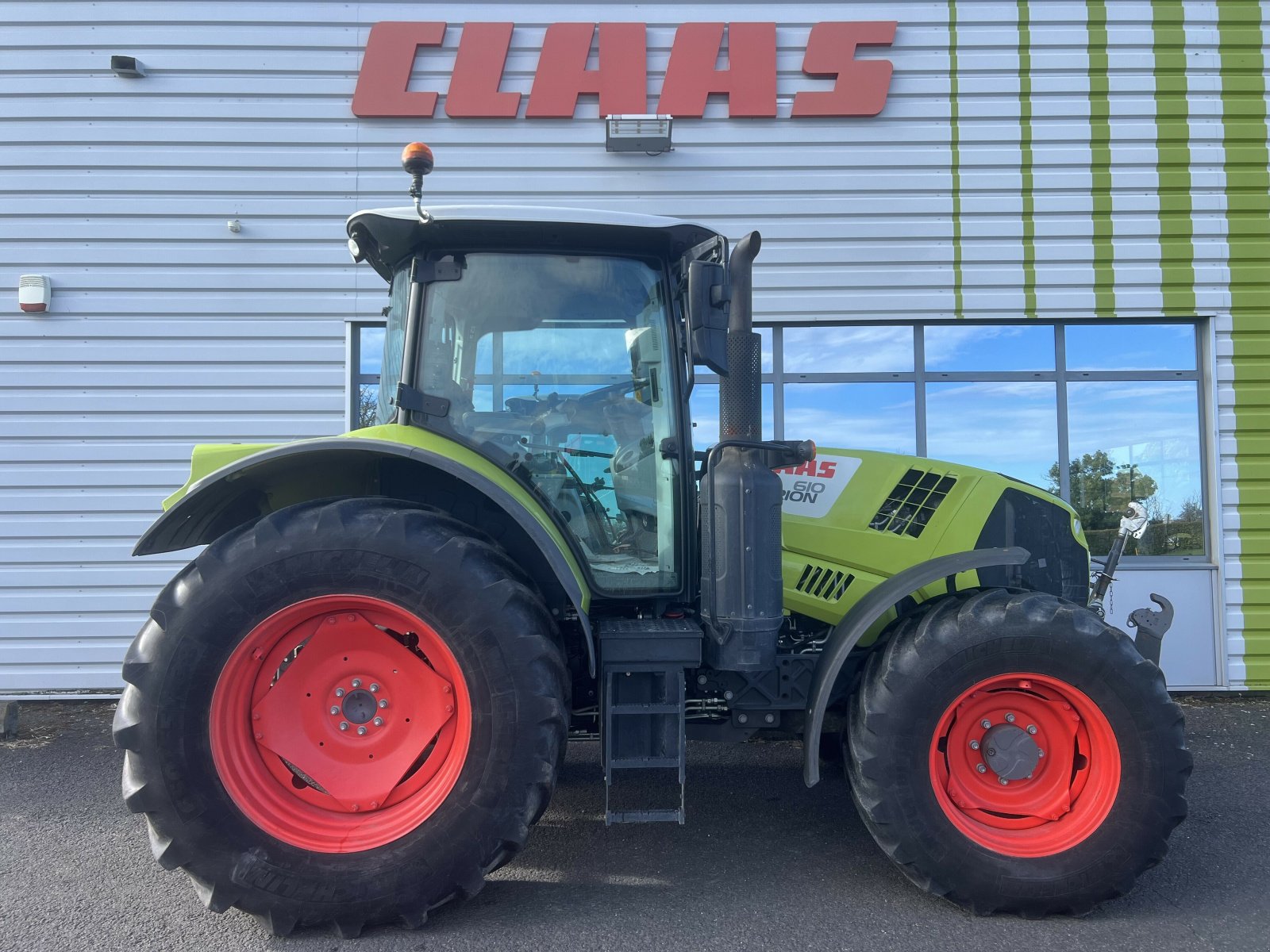 Traktor des Typs CLAAS ARION 610 ADVANCE, Gebrauchtmaschine in Gannat (Bild 1)