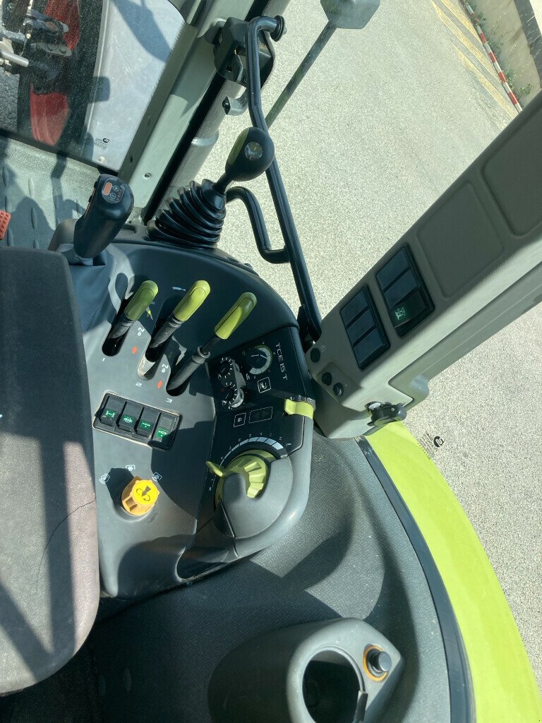 Traktor del tipo CLAAS ARION 610 C, Gebrauchtmaschine en SAINT ANDIOL (Imagen 8)