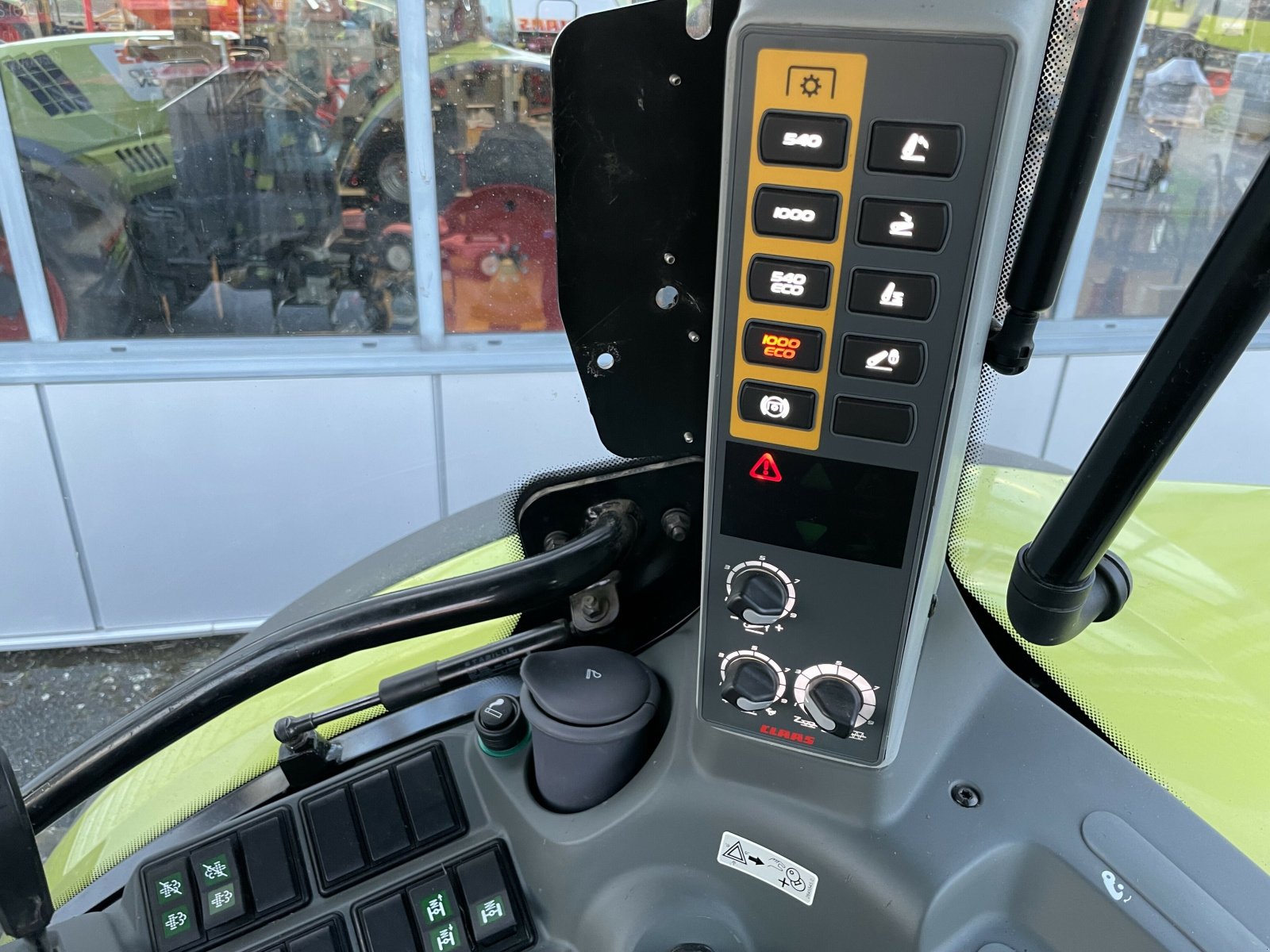 Traktor of the type CLAAS ARION 610 CIS ADVANCE, Gebrauchtmaschine in AUTUN (Picture 11)