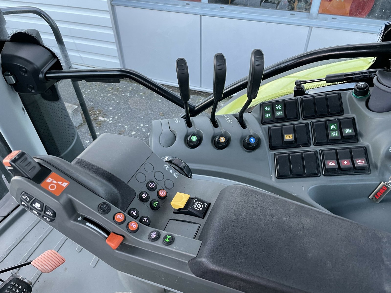 Traktor del tipo CLAAS ARION 610 CIS ADVANCE, Gebrauchtmaschine In AUTUN (Immagine 10)