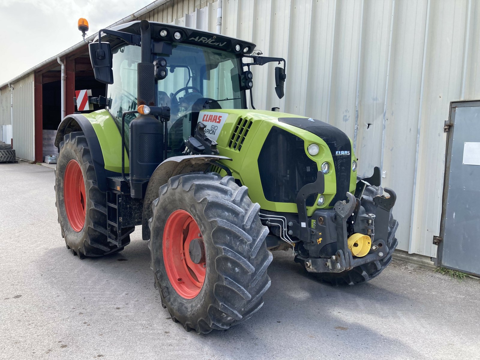 Traktor des Typs CLAAS ARION 610 CIS BATI CHARGEUR, Gebrauchtmaschine in AUTUN (Bild 1)