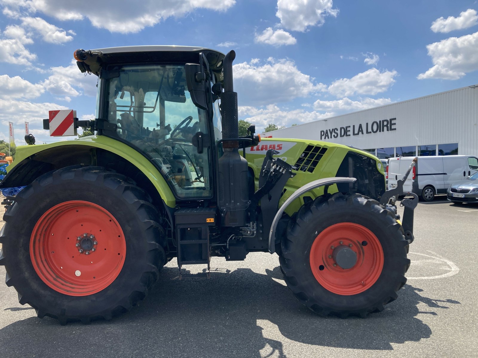 Traktor van het type CLAAS ARION 610 CIS, Gebrauchtmaschine in ST CLEMENT DE LA PLACE (Foto 5)