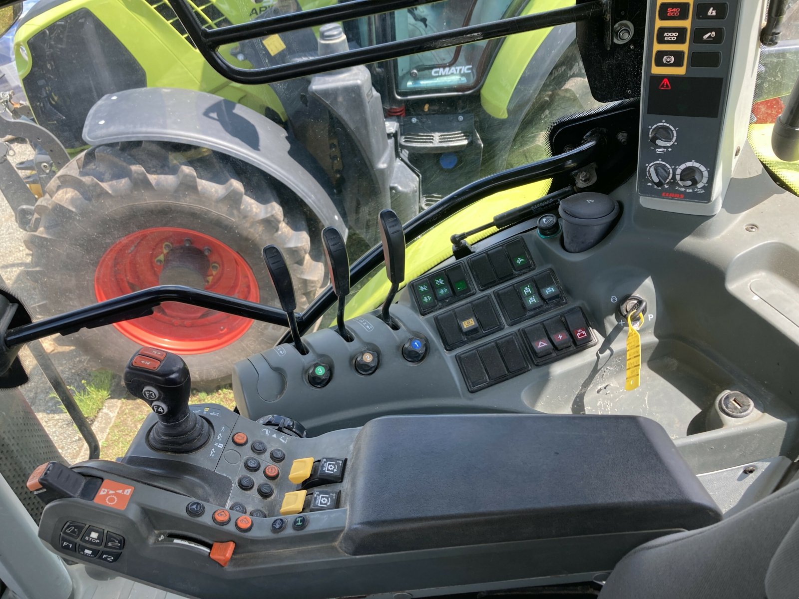 Traktor типа CLAAS ARION 610 CIS, Gebrauchtmaschine в ST CLEMENT DE LA PLACE (Фотография 11)