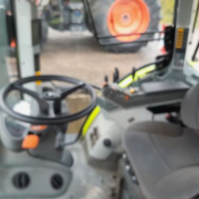 Traktor des Typs CLAAS ARION 610, Gebrauchtmaschine in Belleville sur Meuse (Bild 7)