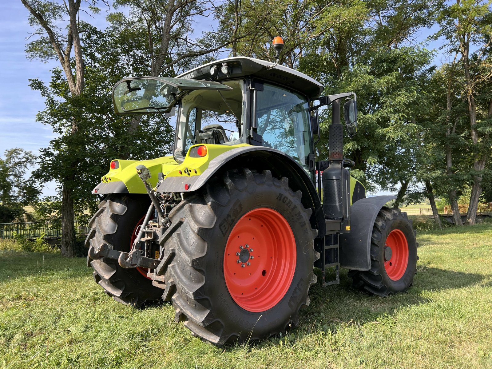 Traktor tip CLAAS ARION 610, Gebrauchtmaschine in Issoire (Poză 3)