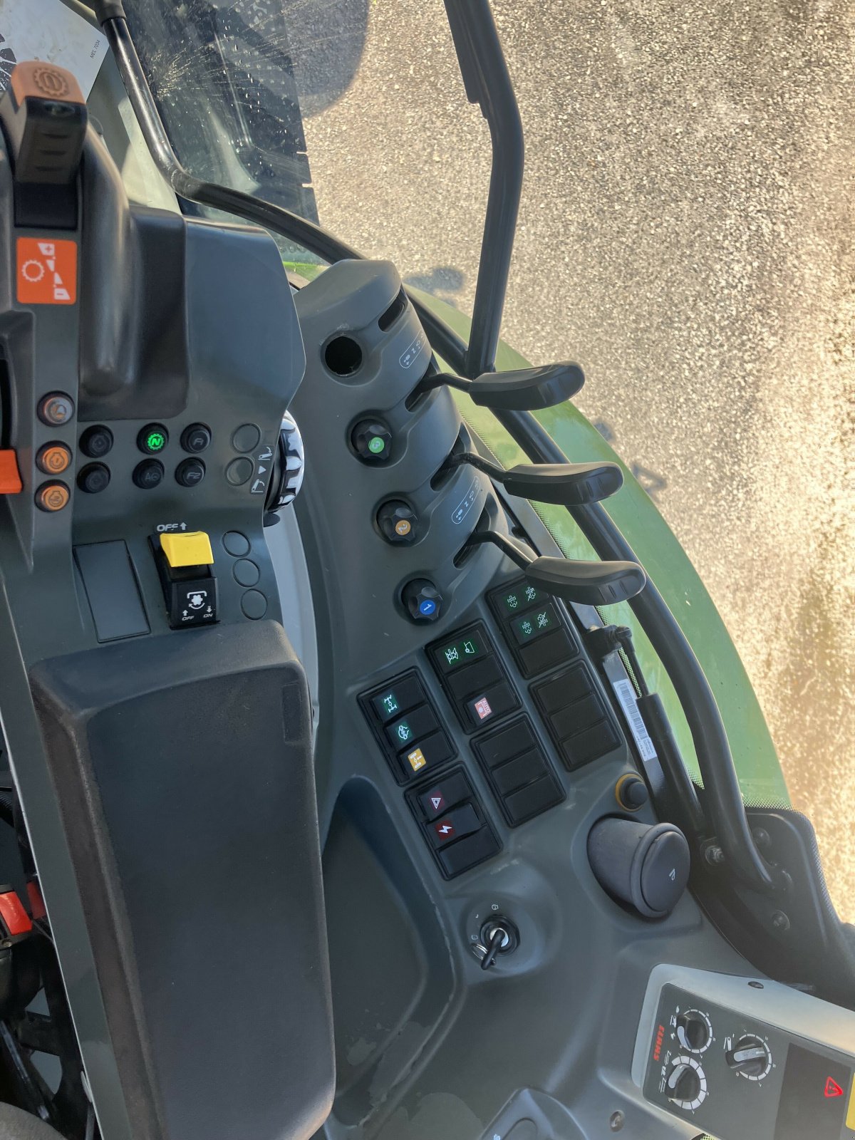 Traktor typu CLAAS ARION 620 CIS T4, Gebrauchtmaschine w SAINT ANDIOL (Zdjęcie 11)