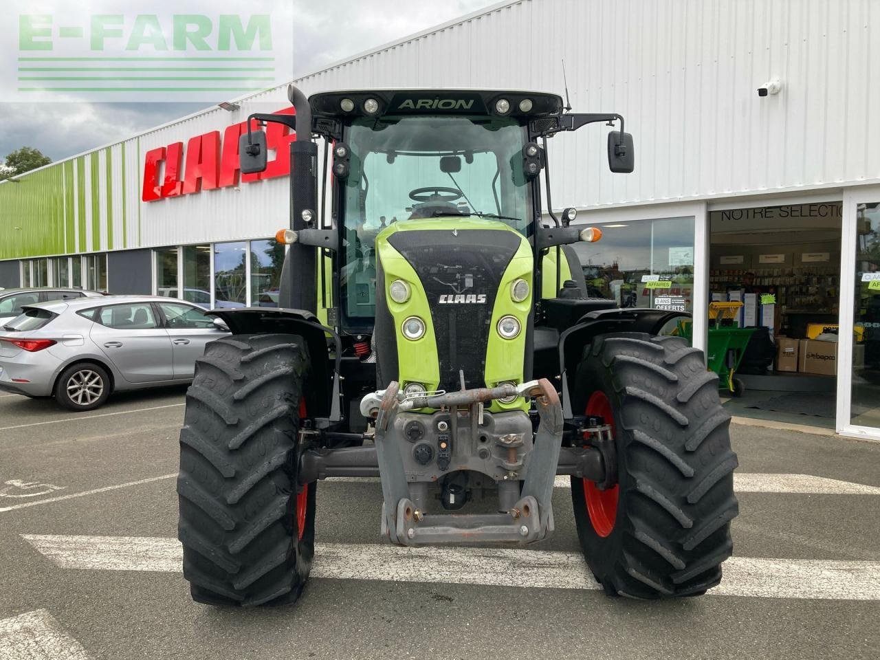 Traktor des Typs CLAAS arion 620 t4i concept, Gebrauchtmaschine in ARNAGE (Bild 2)