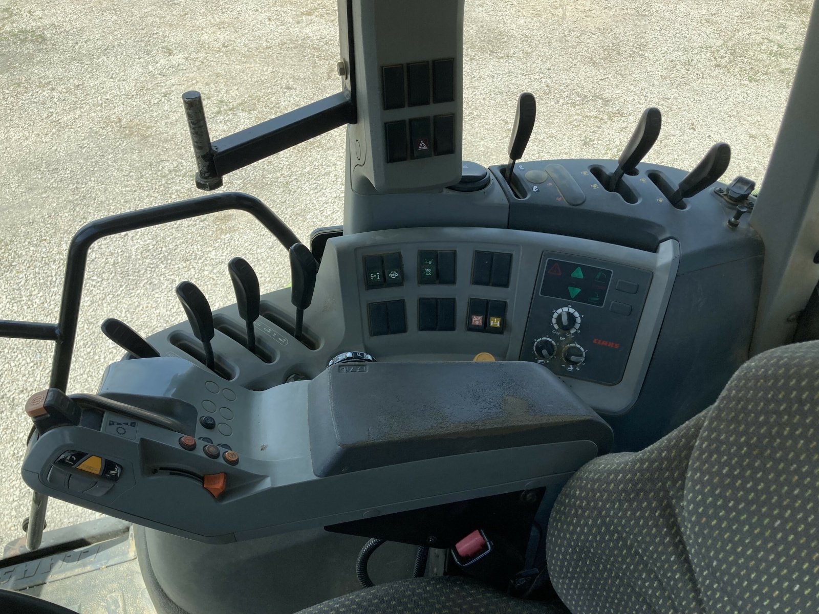 Traktor des Typs CLAAS ARION 630 CIS CONFORT, Gebrauchtmaschine in SAINT ANDIOL (Bild 7)