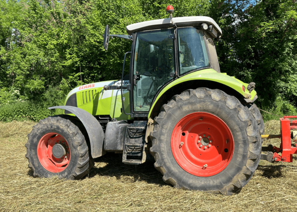 Traktor des Typs CLAAS ARION 630 CIS TRADITION, Gebrauchtmaschine in LAIGNES (Bild 2)