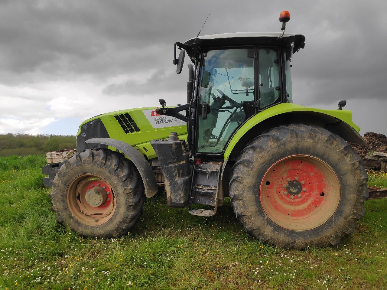 Traktor typu CLAAS ARION 640, Gebrauchtmaschine v MORLHON LE HAUT (Obrázek 2)