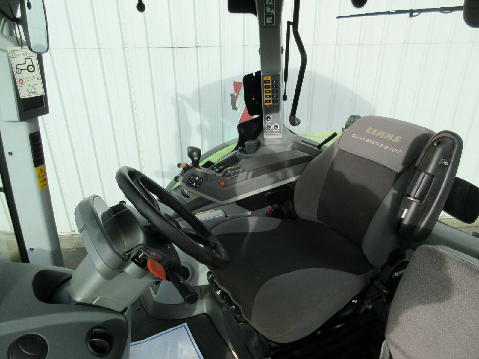 Traktor des Typs CLAAS ARION 660 CMATIC CONCEPT, Gebrauchtmaschine in PLOUIGNEAU (Bild 7)