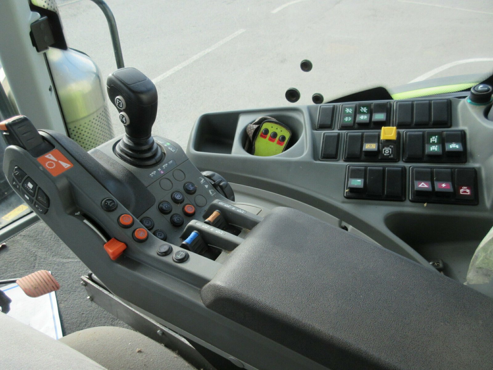 Traktor del tipo CLAAS ARION 660 CMATIC CONCEPT, Gebrauchtmaschine en PLOUIGNEAU (Imagen 6)