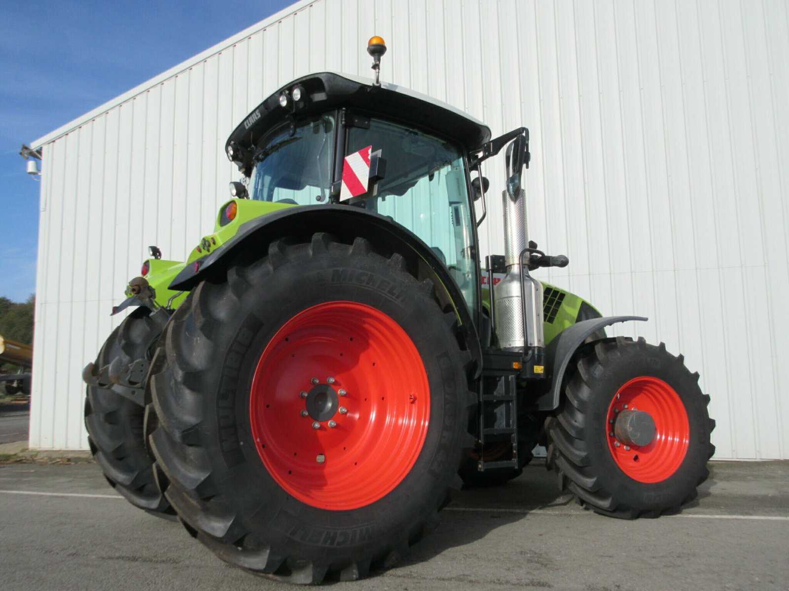 Traktor des Typs CLAAS ARION 660 CMATIC CONCEPT, Gebrauchtmaschine in PLOUIGNEAU (Bild 3)