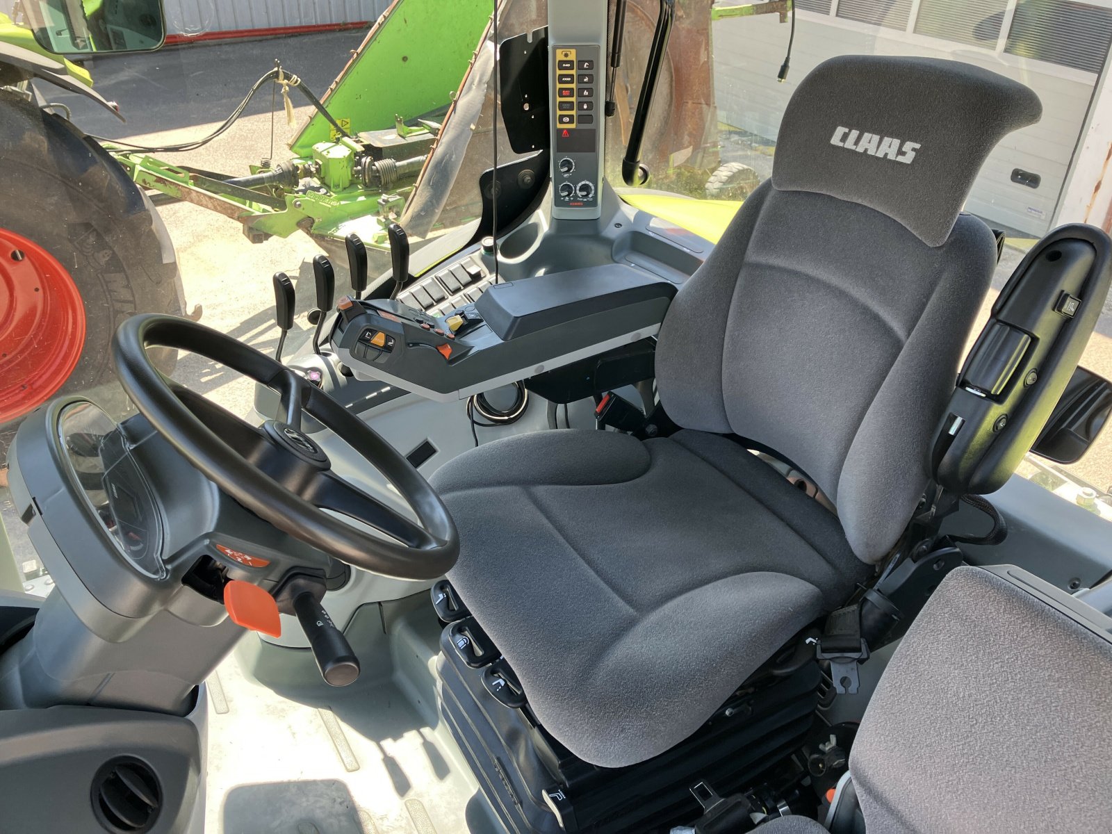 Traktor des Typs CLAAS AXION 800 CIS, Gebrauchtmaschine in VAROIS & CHAIGNOT (Bild 8)