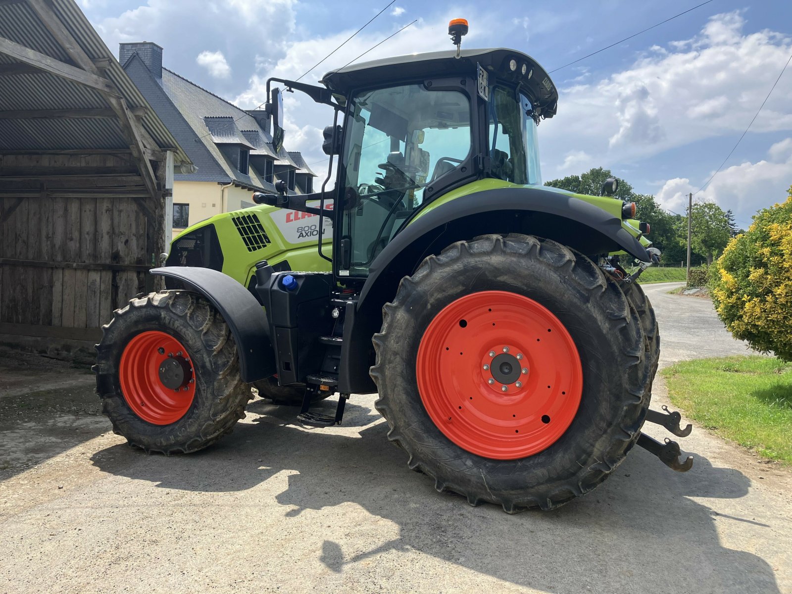 Traktor типа CLAAS AXION 800 SUR MESURE, Gebrauchtmaschine в PONTIVY (Фотография 4)