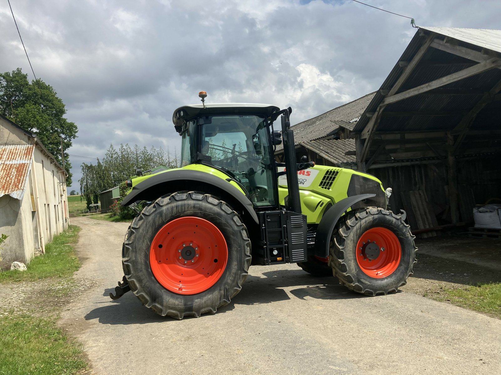 Traktor typu CLAAS AXION 800 SUR MESURE, Gebrauchtmaschine w PONTIVY (Zdjęcie 3)