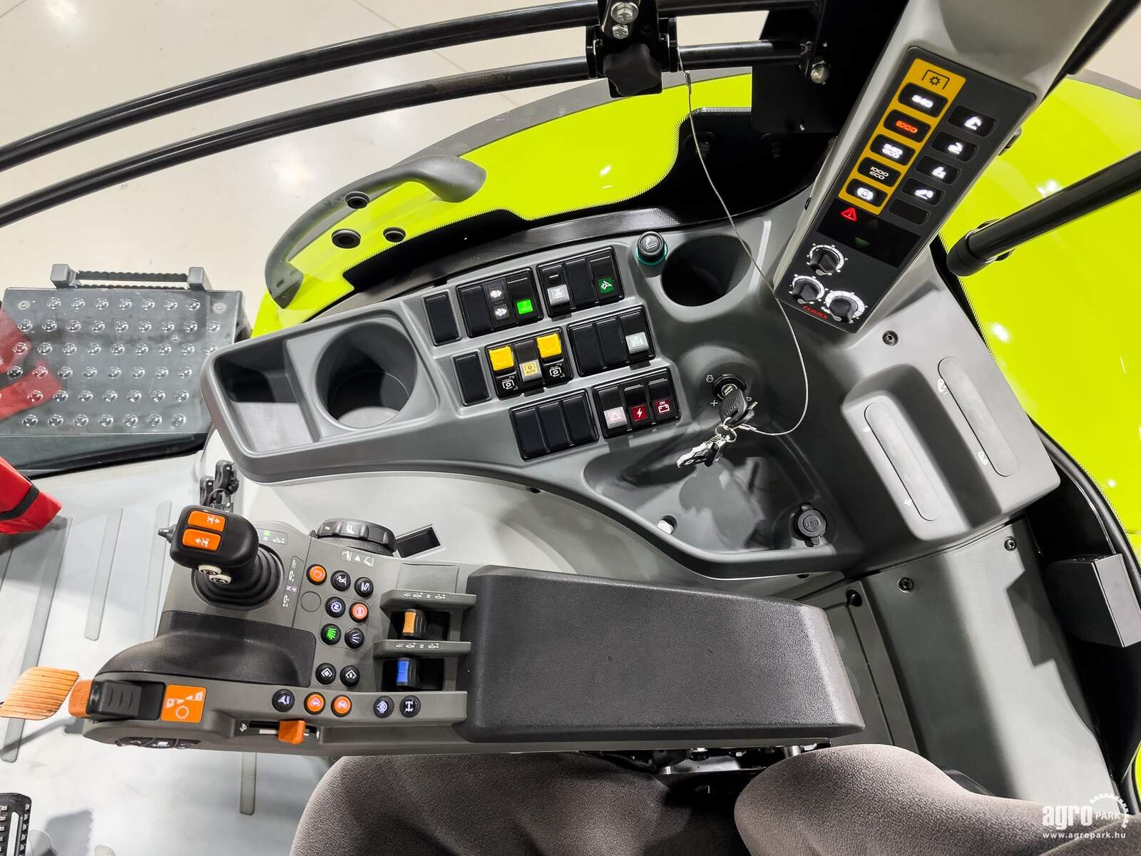 Traktor del tipo CLAAS Axion 800, Gebrauchtmaschine en Csengele (Imagen 9)