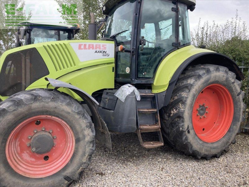 Traktor от тип CLAAS AXION 810 50KPH, Gebrauchtmaschine в CIRENCESTER (Снимка 1)