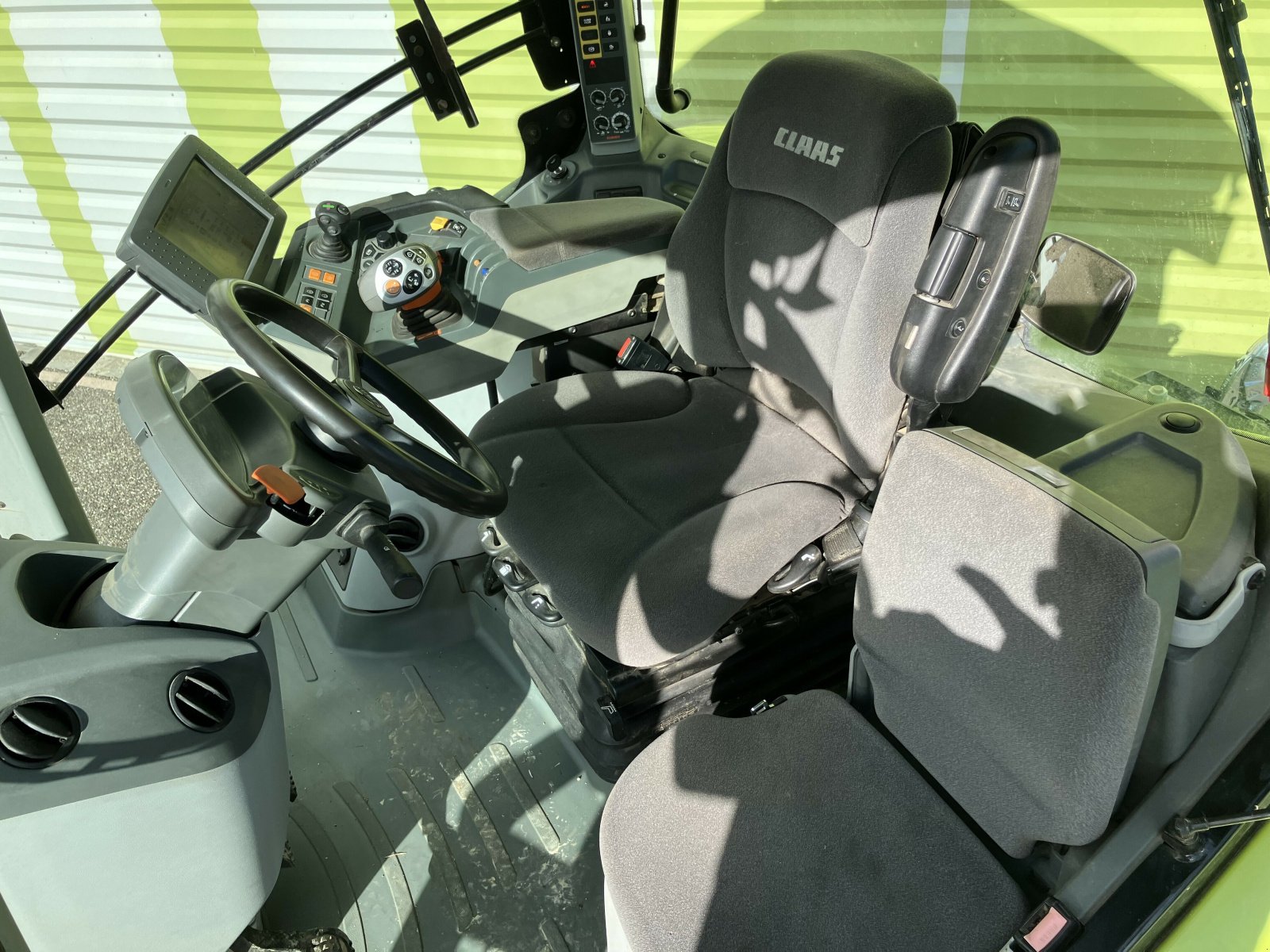 Traktor des Typs CLAAS AXION 810 C-MATIC, Gebrauchtmaschine in ailias (Bild 9)