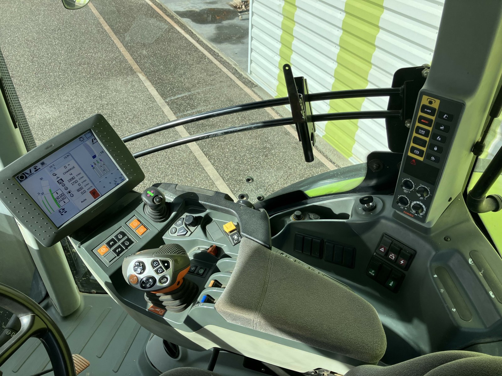 Traktor des Typs CLAAS AXION 810 C-MATIC, Gebrauchtmaschine in ailias (Bild 10)