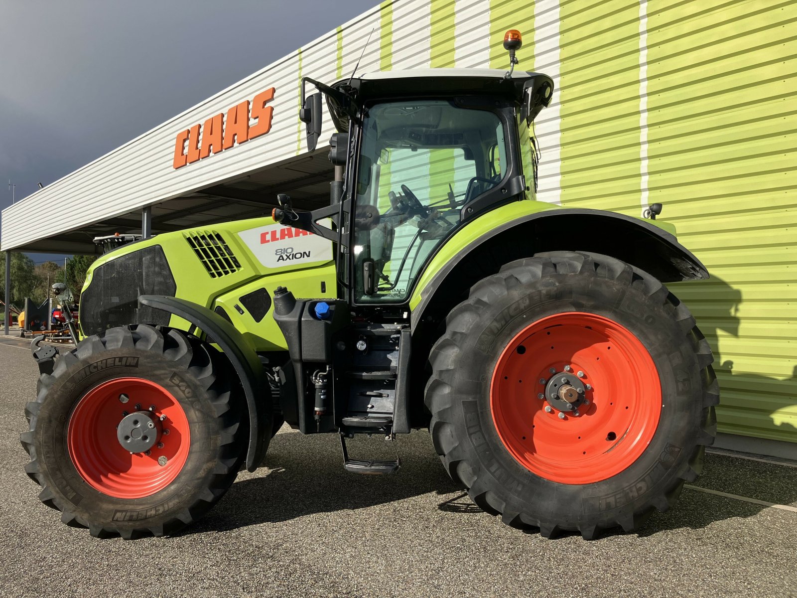 Traktor tip CLAAS AXION 810 C-MATIC, Gebrauchtmaschine in ailias (Poză 2)